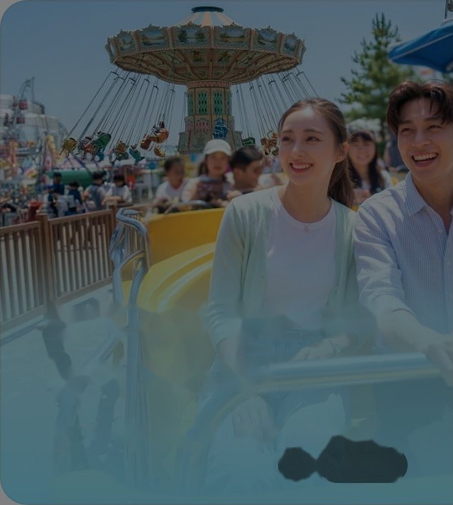 놀이공원 노란 놀이기구에서 웃는 젊은 남녀, 뒤로 파스텔 회전 그네와 인파, 푸른 하늘