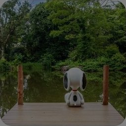 [제주] 스누피가든 — 숲과 연못을 배경으로 나무 데크 위에 선 스누피 조형물