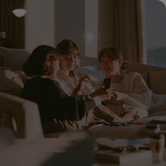 MD추천 — 호텔 객실 소파에서 스마트폰을 함께 보며 웃는 세 여성