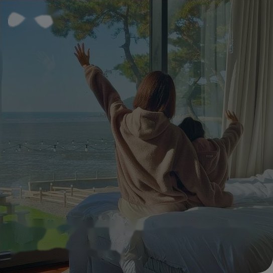 할인혜택 — 펜션 객실 침대에서 창밖 바다와 소나무를 바라보며 두 팔을 든 여성과 동행