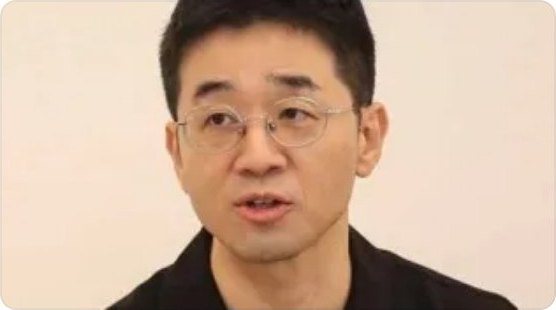 금테 안경을 쓰고 검은 셔츠를 입은 남성이 말하고 있는 인터뷰 클로즈업 화면