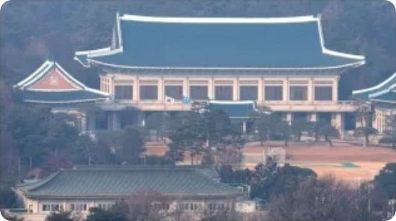 청기와 팔작지붕을 얹은 한국 전통 양식 대형 관청 건물을 원거리에서 잡은 전경