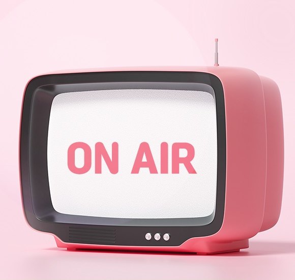 ON AIR 문구가 떠 있는 분홍색 레트로 TV