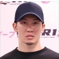 黒いキャップと黒Tシャツ姿の男性格闘家（朝倉未来）が正面を向いた上半身のポートレート