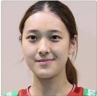 ポニーテールの若い女性アスリート（バレーボール選手）のバストアップ肖像、赤と白のユニフォーム