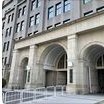 アーチ状の玄関と列柱がある石造りの官庁舎