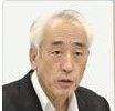 白髪で眼鏡をかけたスーツ姿の高齢男性のインタビュー