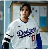 ドジャースの白いホームユニフォーム(背番号17)を着た男性野球選手がベンチ前に立っている報道写真