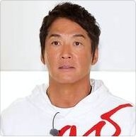 白いパーカー姿の男性(長嶋一茂)のバストアップ写真